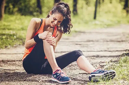 femme-sportive-blessee-douleur-musculaire-articulaire
