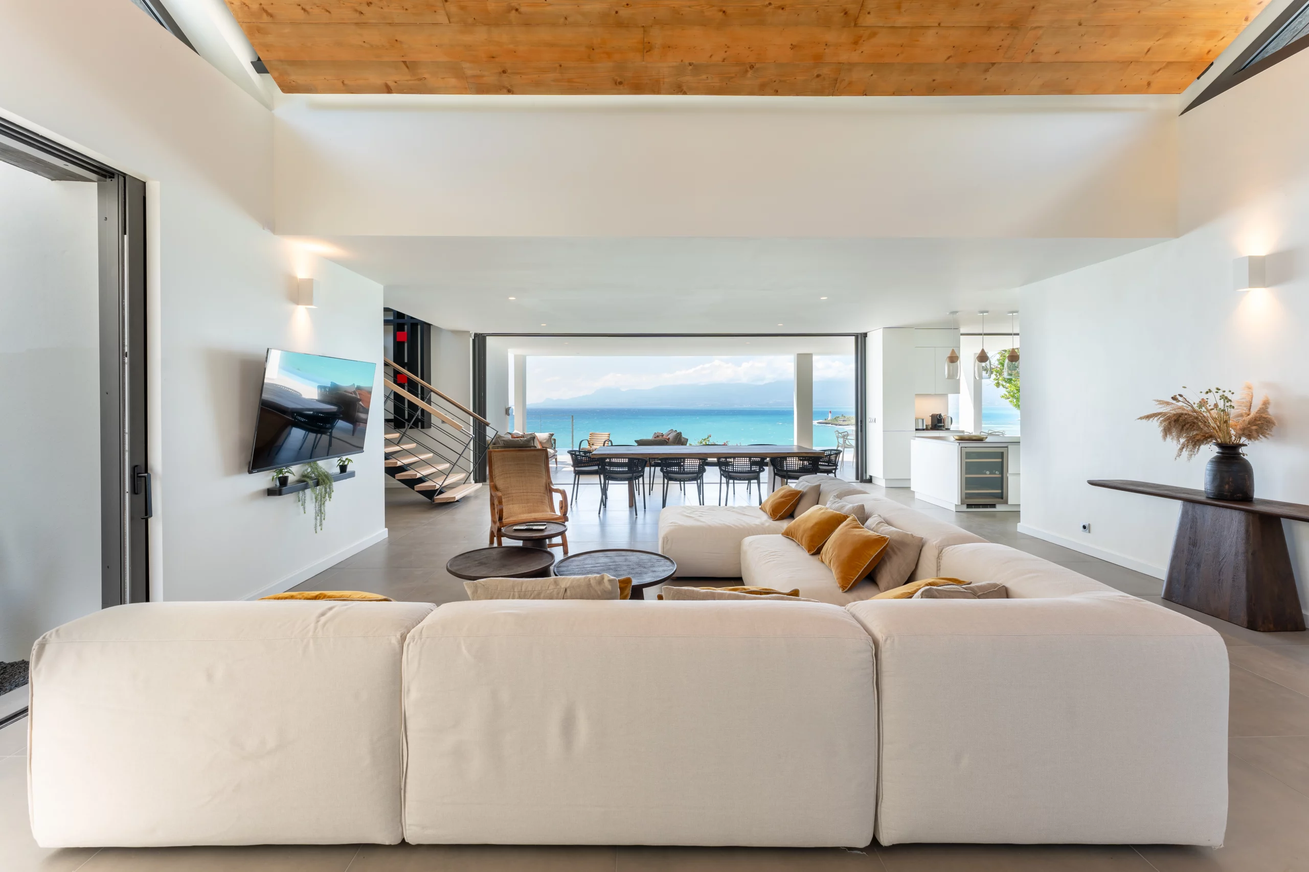 séjour vue mer et piscine de la villa guacana guadeloupe