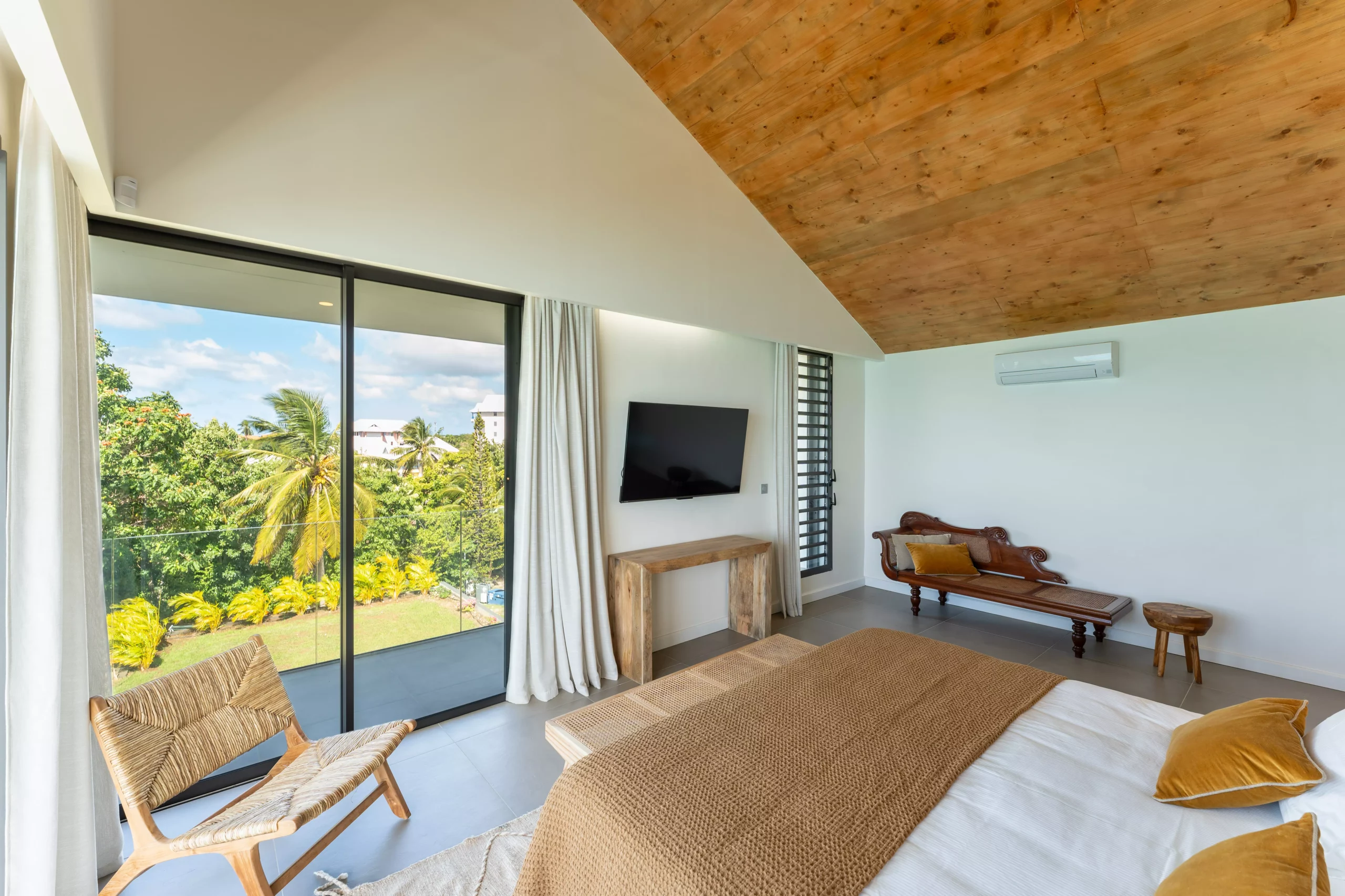 mastersuite avec balcon privé et lit king size