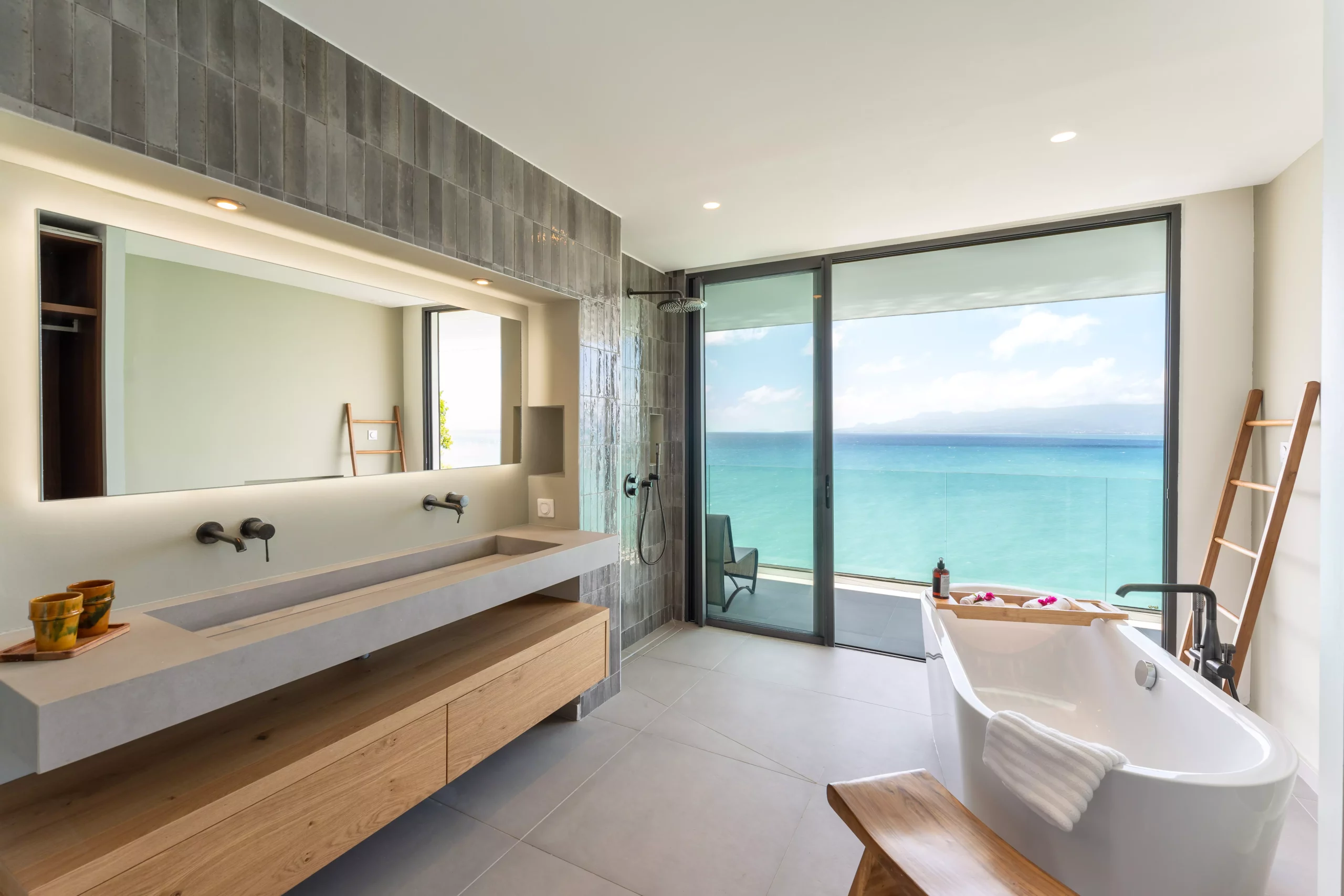 salle de bain vue mer avec douche italienne et baignoire ilot