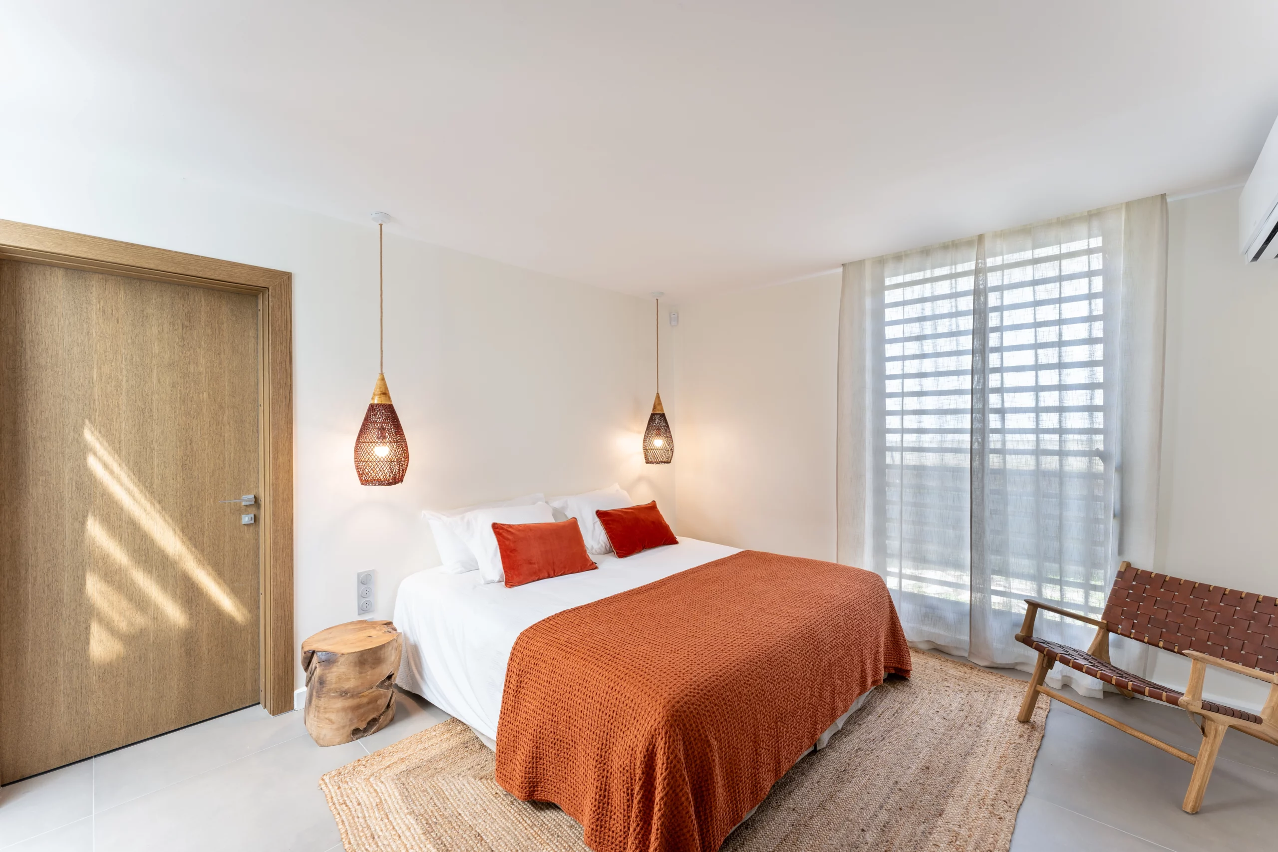 chambre double avec un climatiseur blanc en guadeloupe