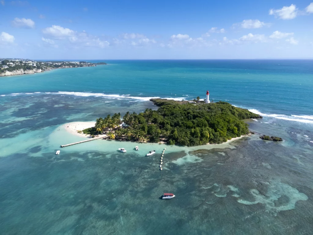 plage îlet gosier guadeloupe avec soleil et ciel bleu