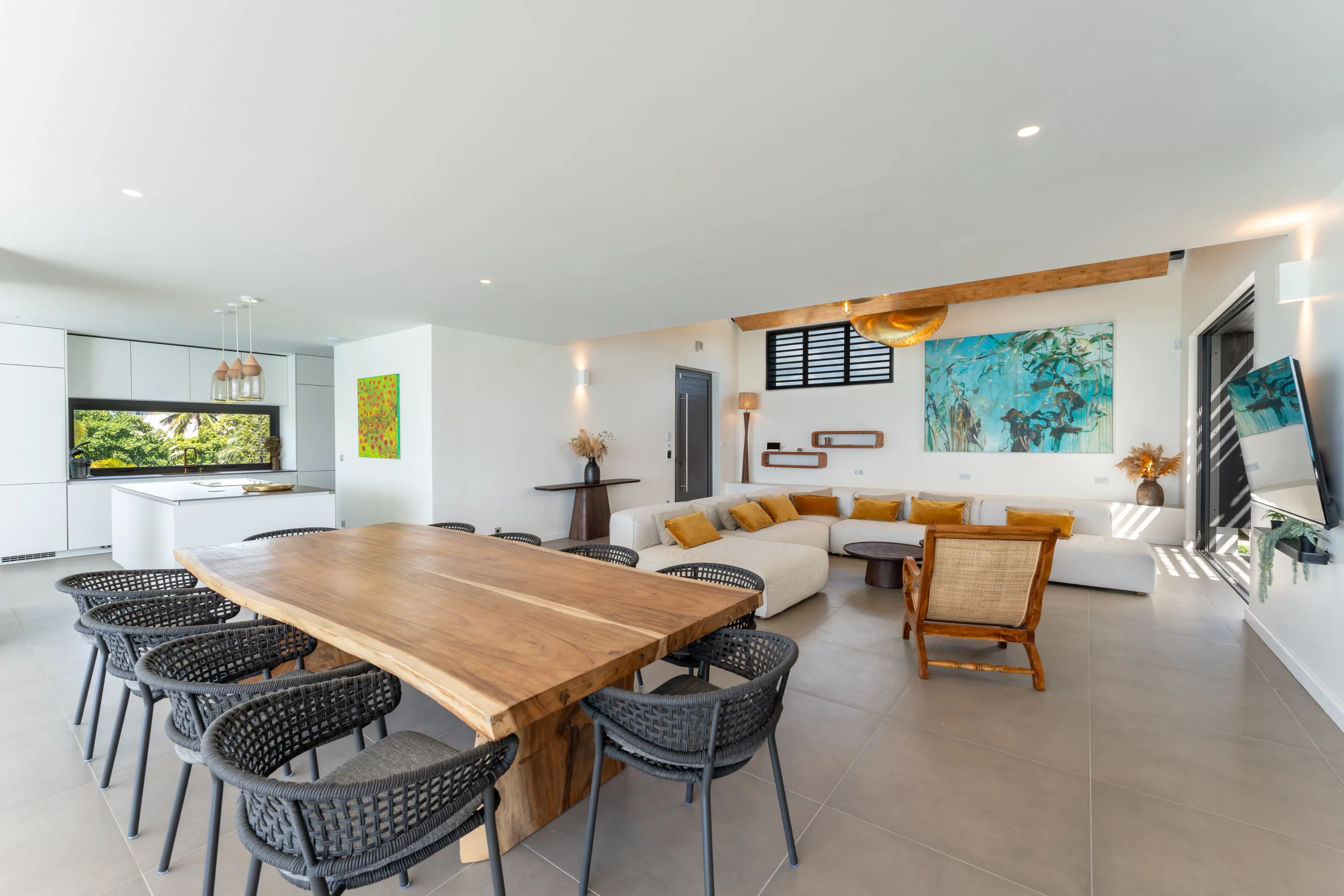 salon avec cuisine ouverte et décoraition de la villa guacana guadeloupe