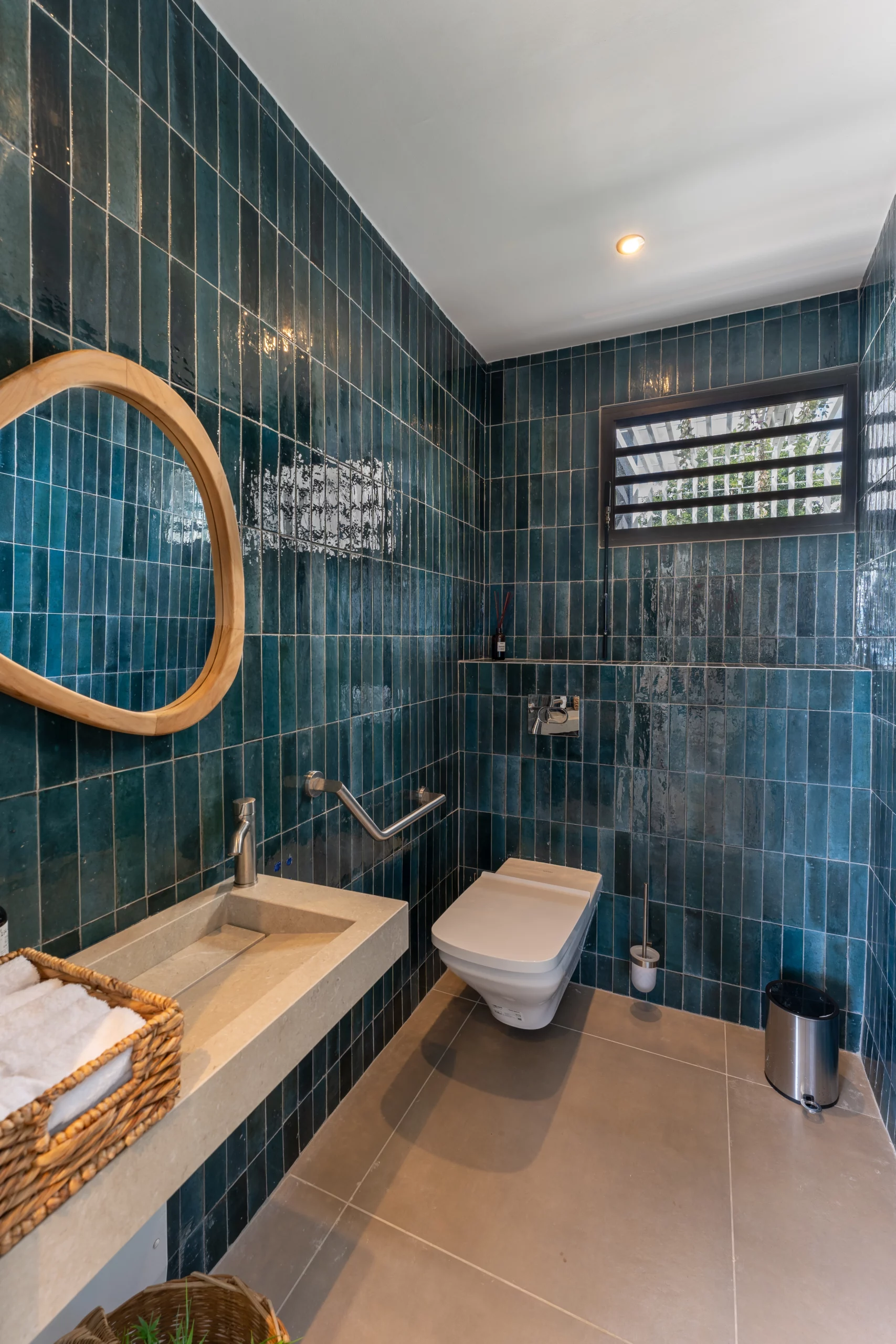 WC PMR avec faïence bleue villa guadeloupe