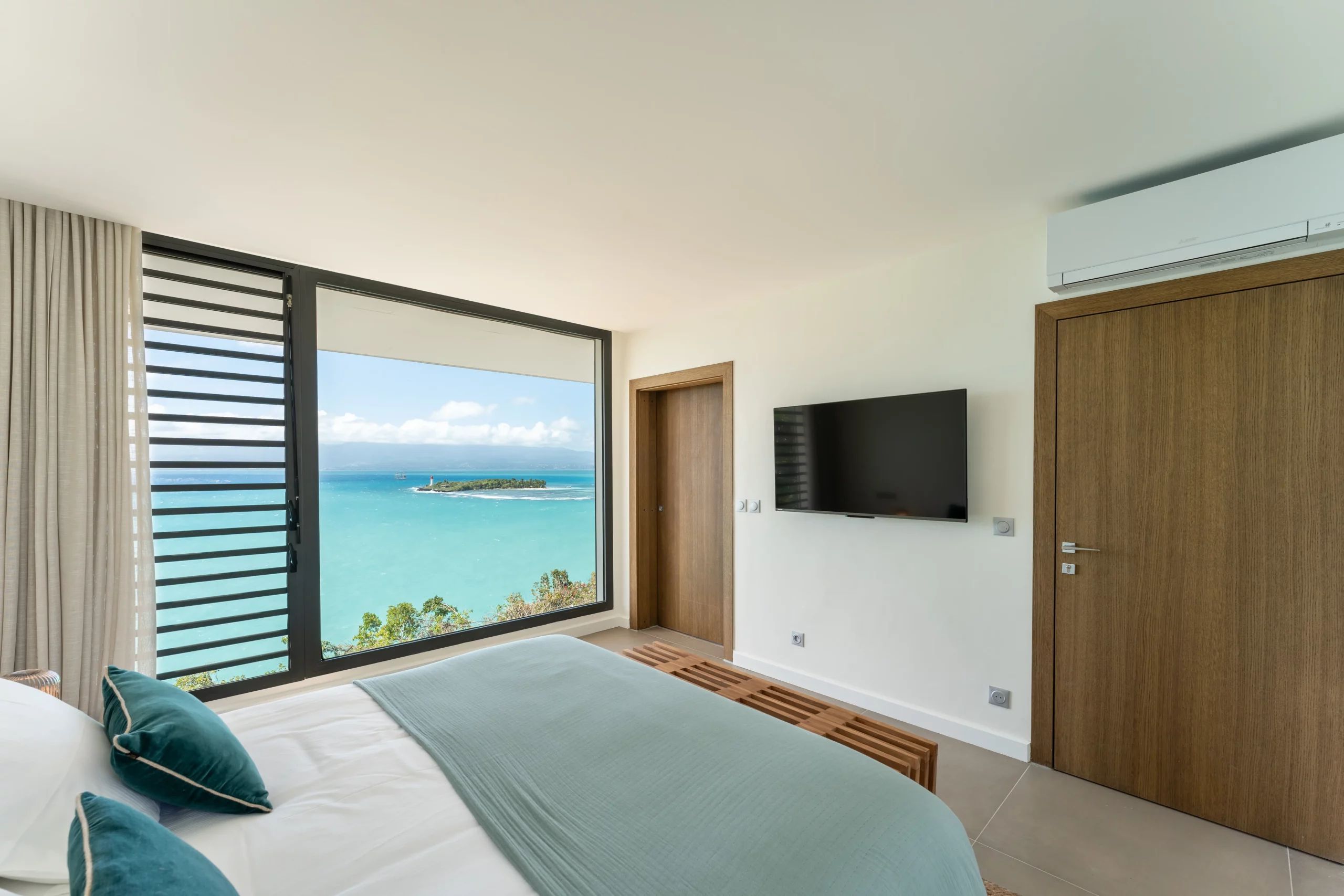 chambre de la villa guacana avec vue sur l'îlet gosier équipée d'une smart tv et d'un climatiseur