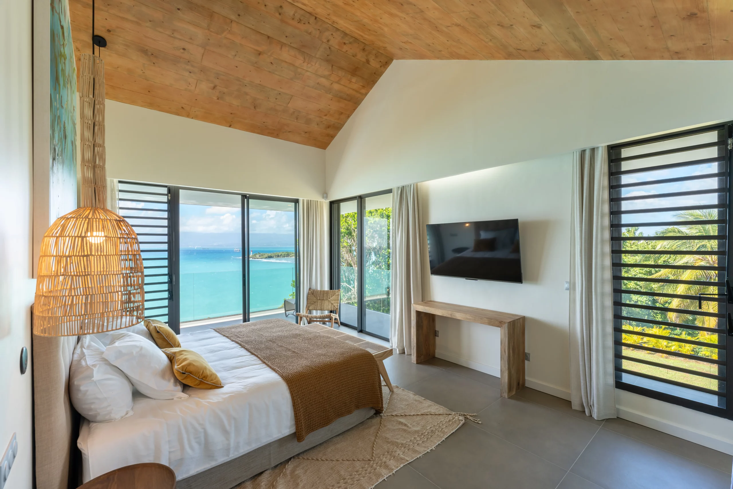 master suite vue mer avec lit king size vue mer et tv