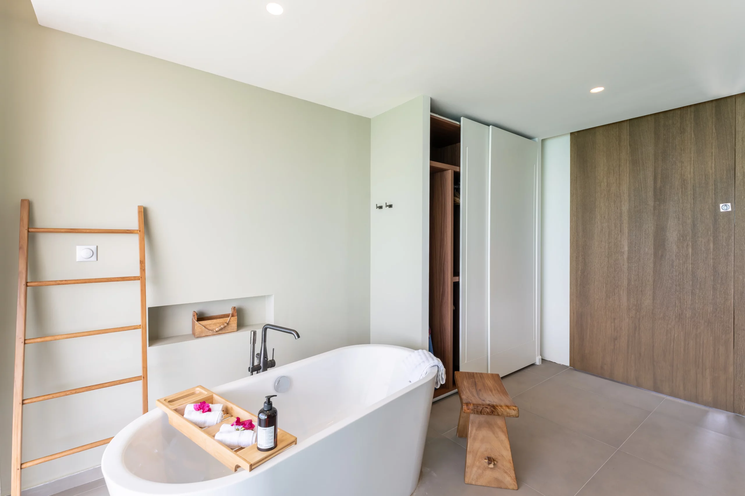 salle de bain de luxe avec baignoire ilot