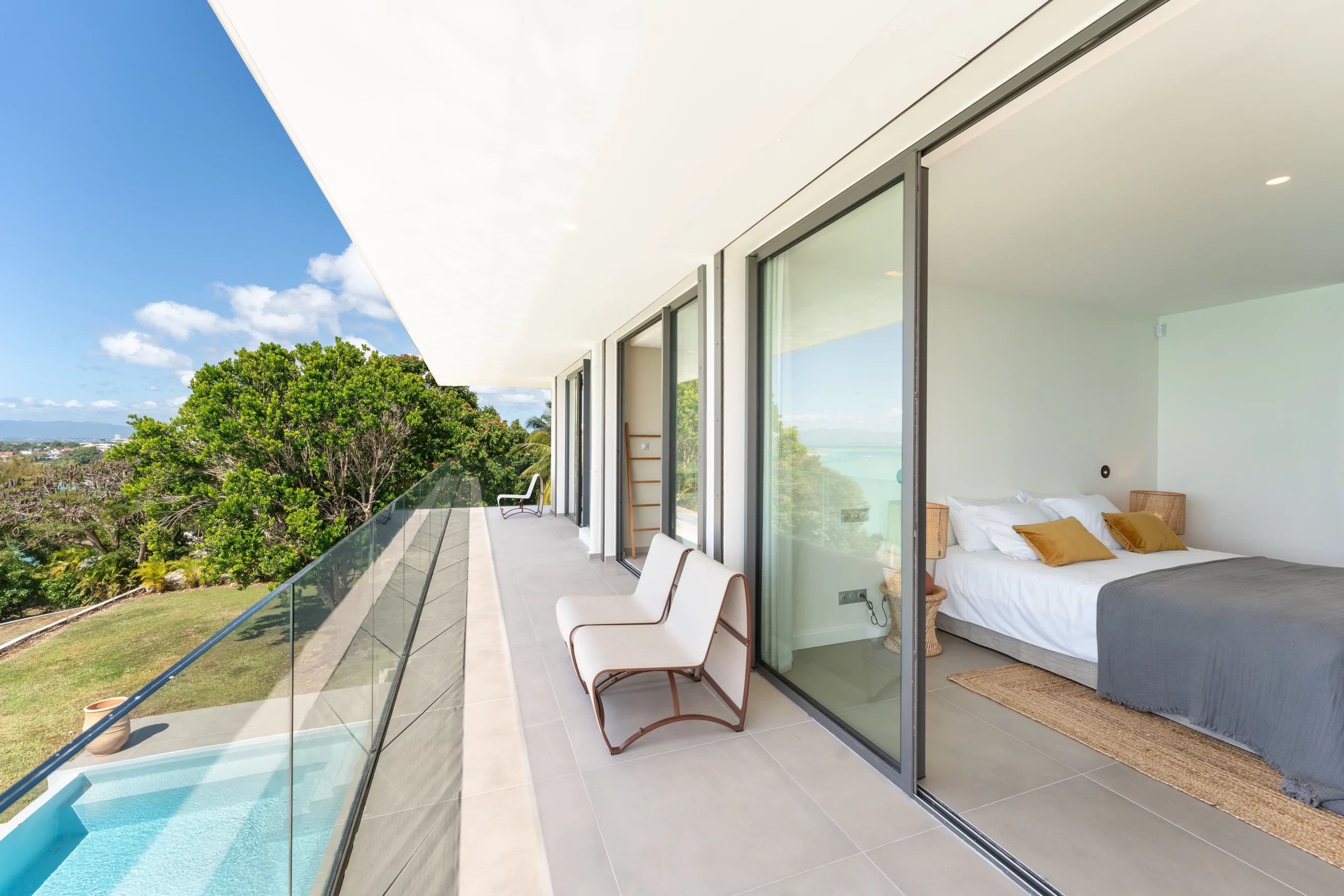 chambre avec terrasse surplombant la piscine de la villa guacana guadeloupe