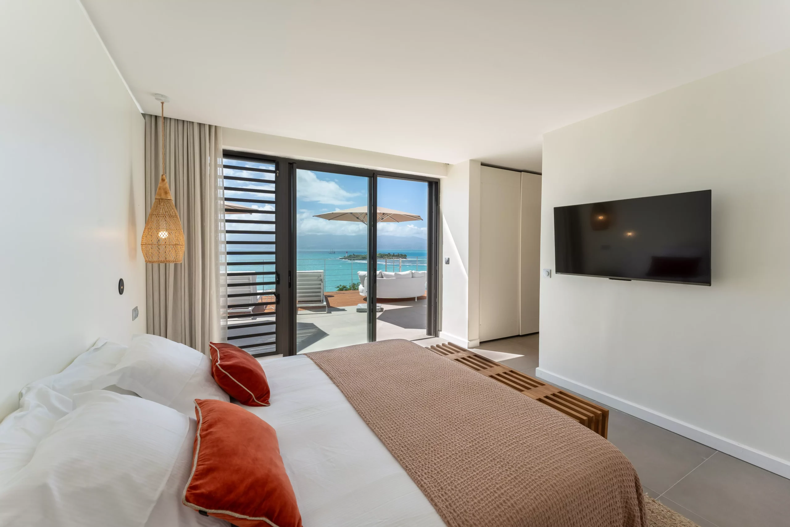 suite pmr vue mer avec smart tv et accès piscine dans la villa guacana guadeloupe