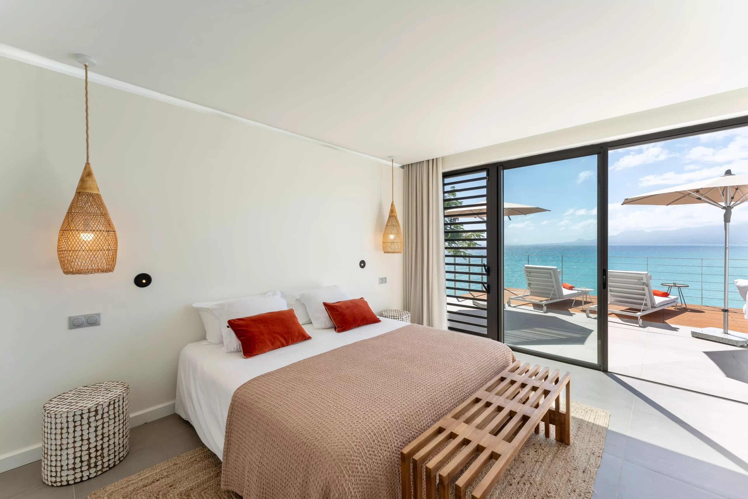 chambre pmr vue mer avec accès piscine dans la villa guacana guadeloupe