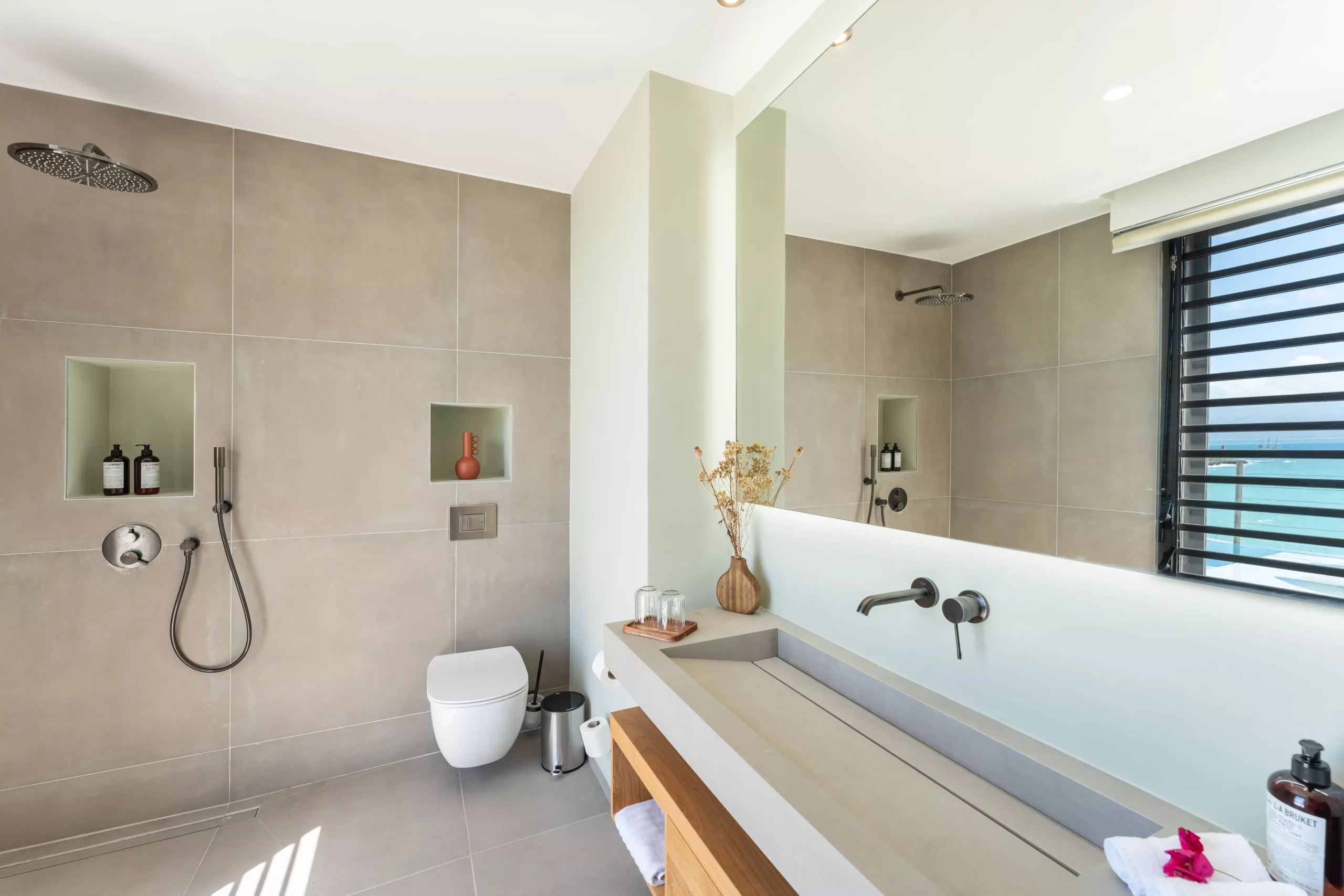 grande salle de bain avec douche italienne vue mer dans une villa moderne en guadeloupe