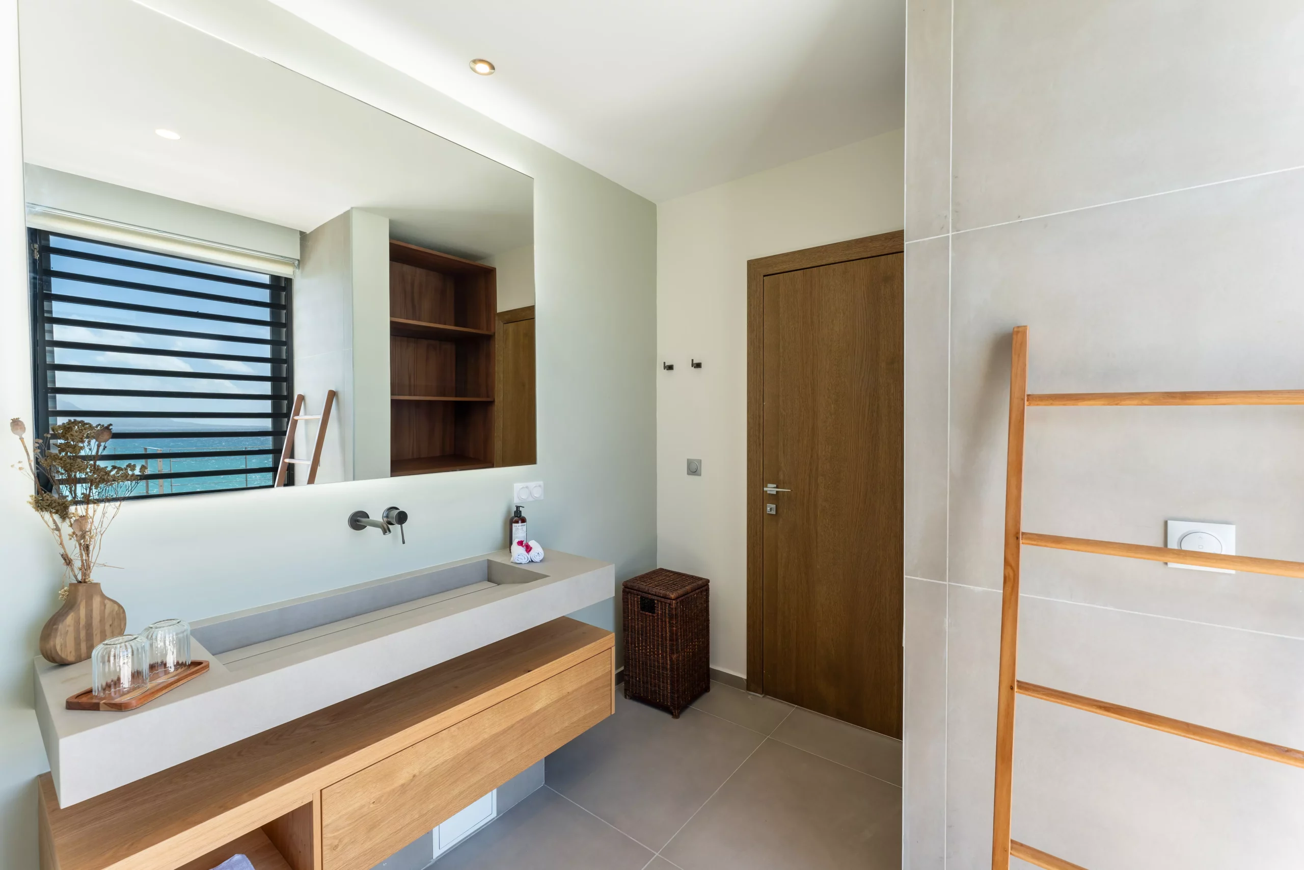 grande salle de bain vue mer dans la villa guacana guadeloupe