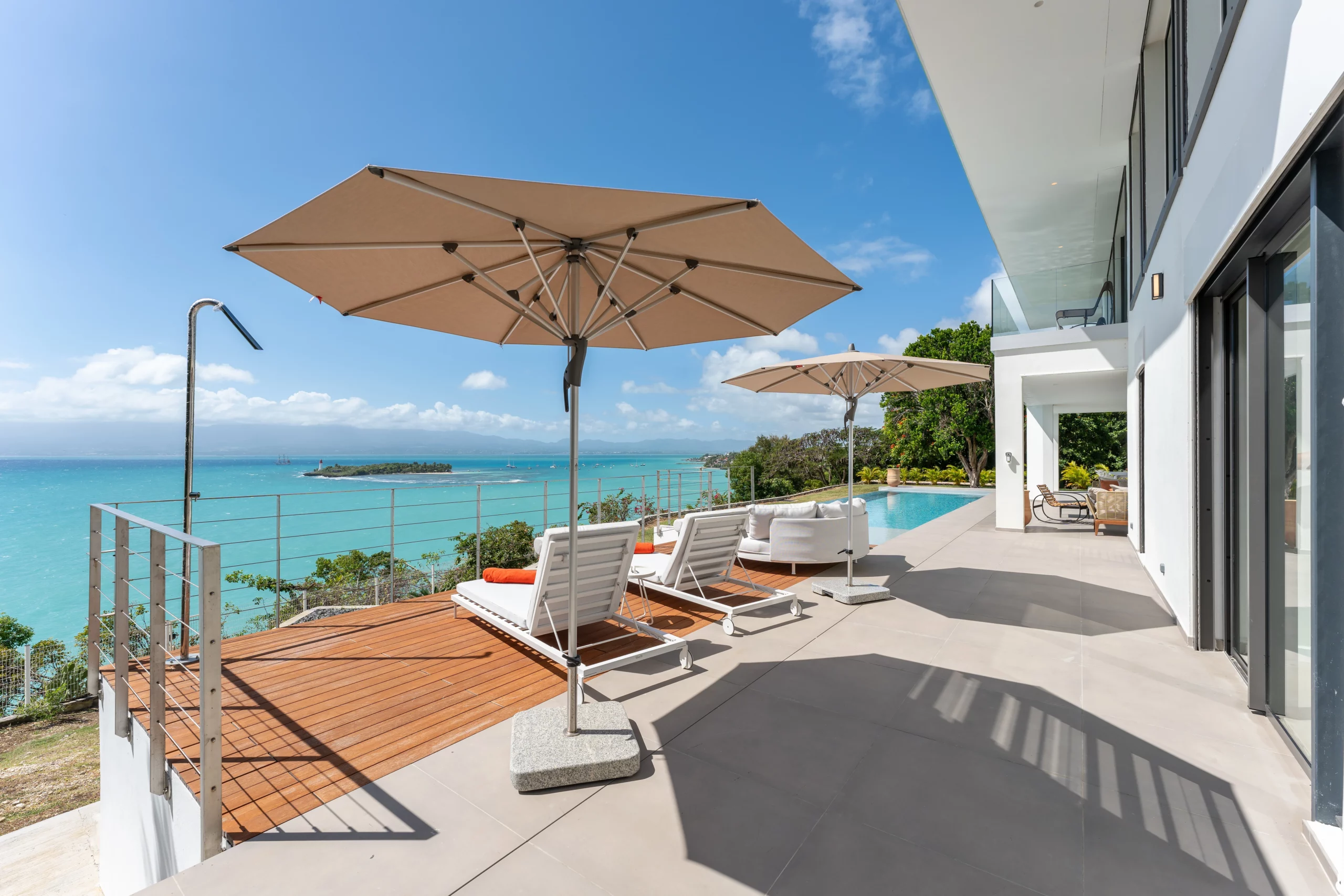 terrasse piscine de la villa guacana avec vue mer panoramique face à l'îlet gosier en guadeloupe