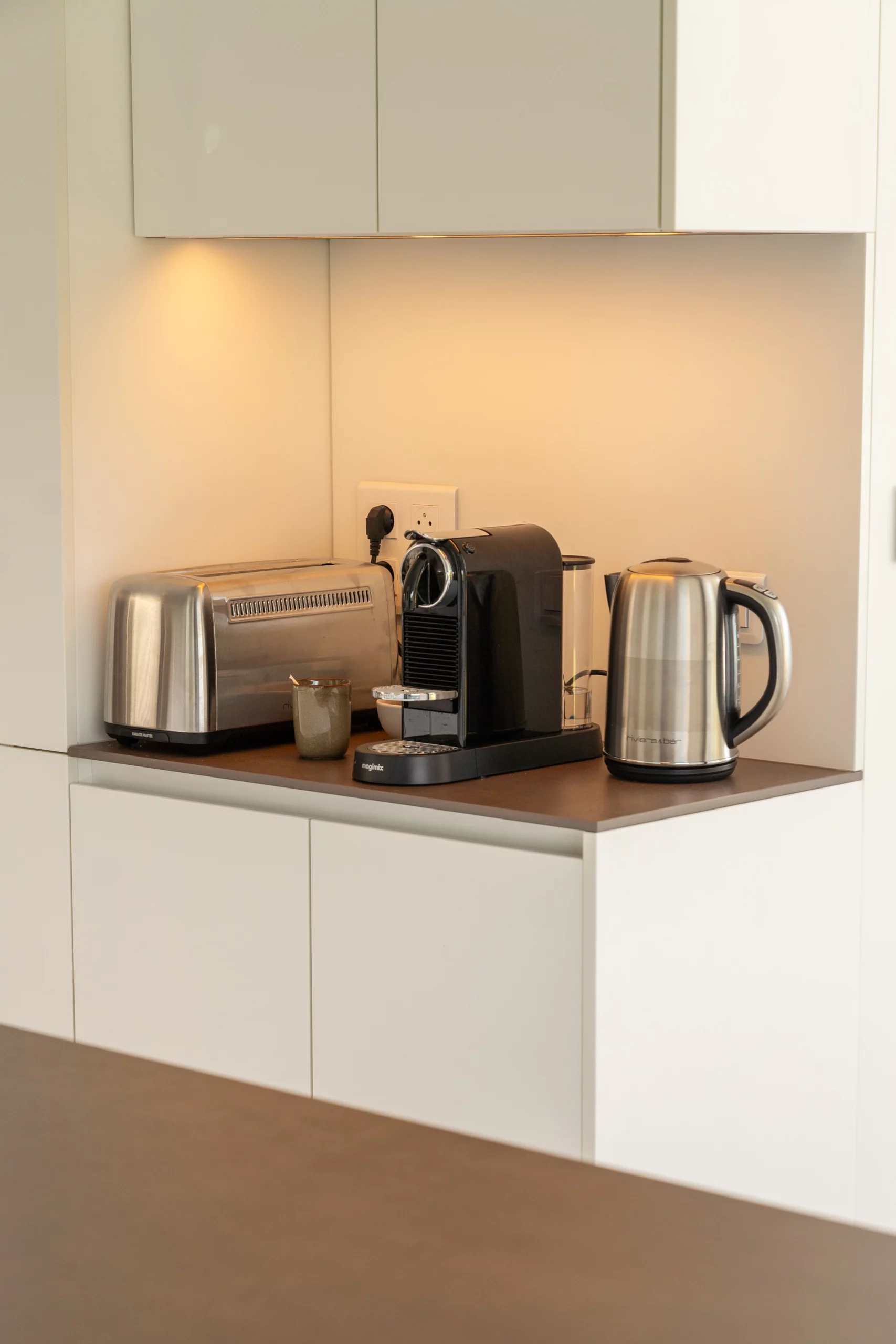 grille pain inox, machine nespresso et théière inox dans une villa avec piscine en guadeloupe