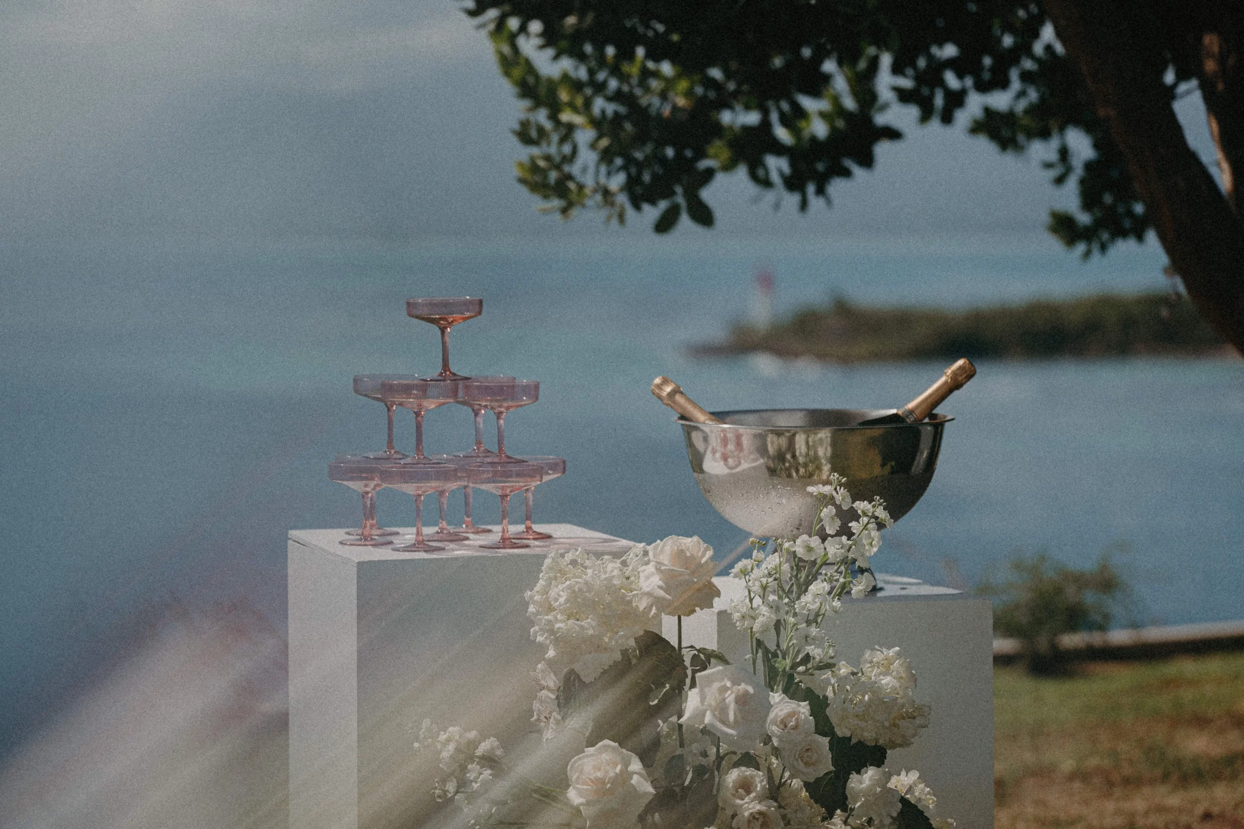 Coupes de champagne rosé pour événement villa luxe Guadeloupe vue mer