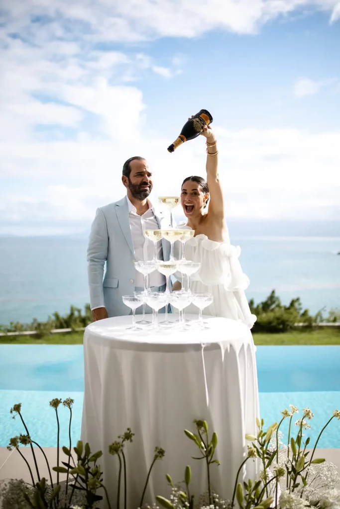 couple faisant une champagne tower dans la villa guacana guadeloupe