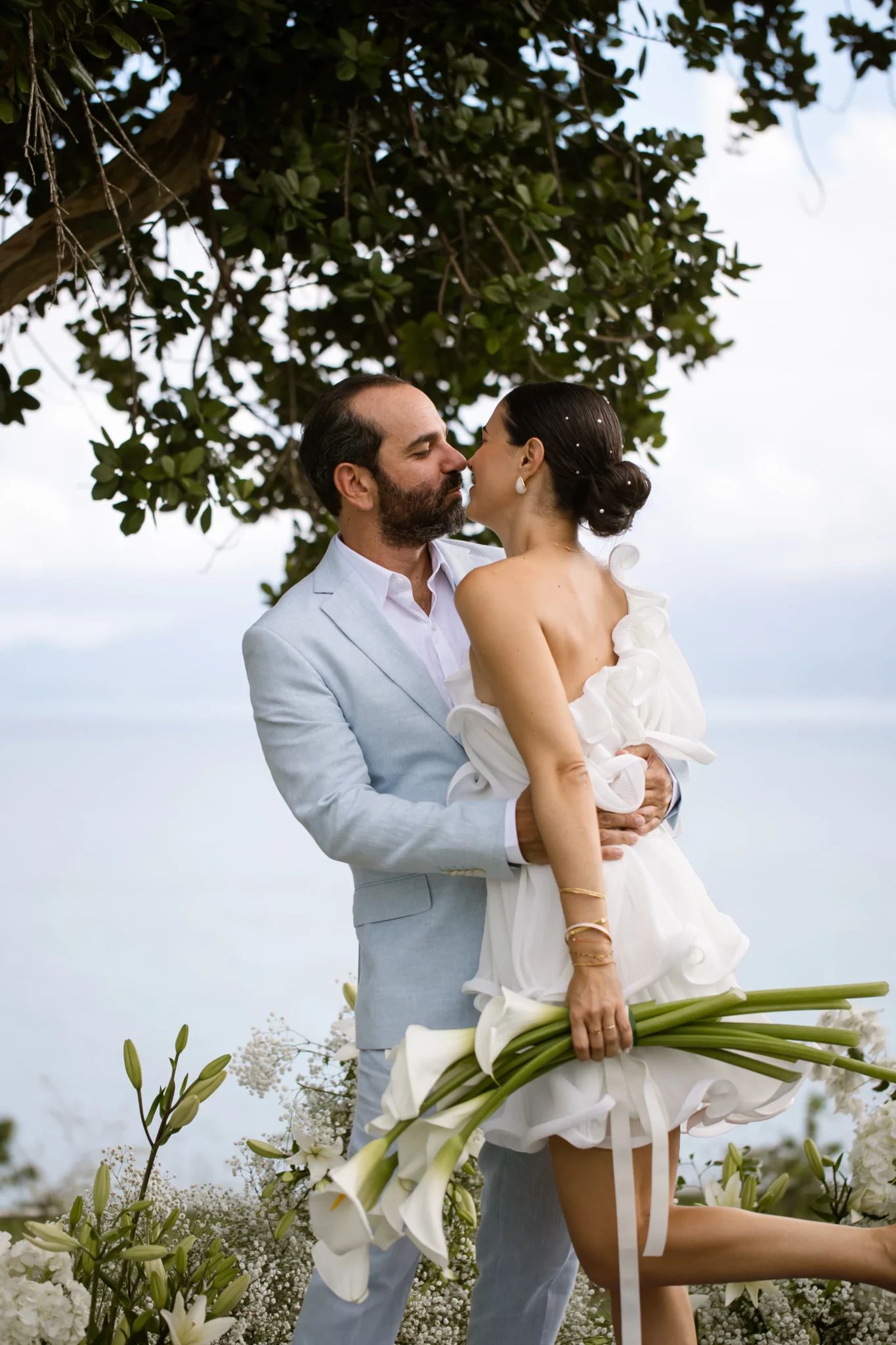 couple de marié s'embrassant face à la mer de guadeloupe