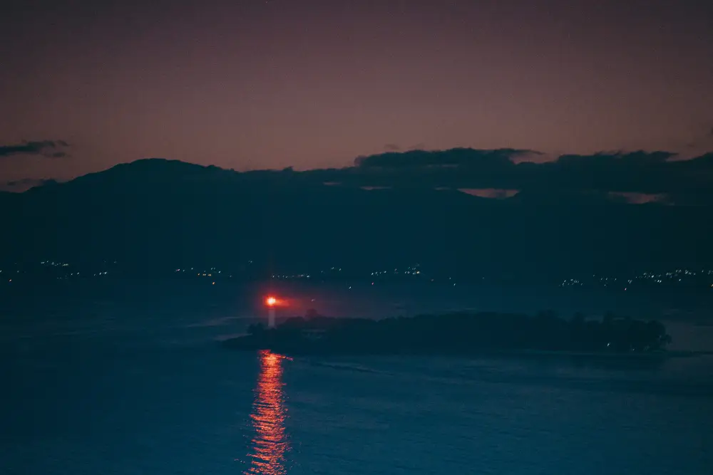 phare ilet du gosier scintillant dans la nuit guadeloupe