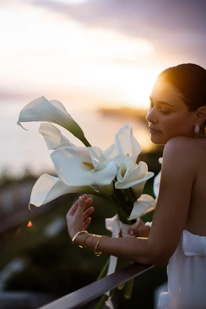 mariée avec un bouquet de fleurs de lys dans le jardin de la Villa Guacana Guadeloupe