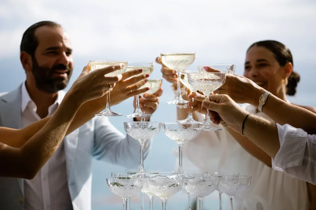 invités trinquant lors du vin d'honneur d'un mariage en Guadeloupe