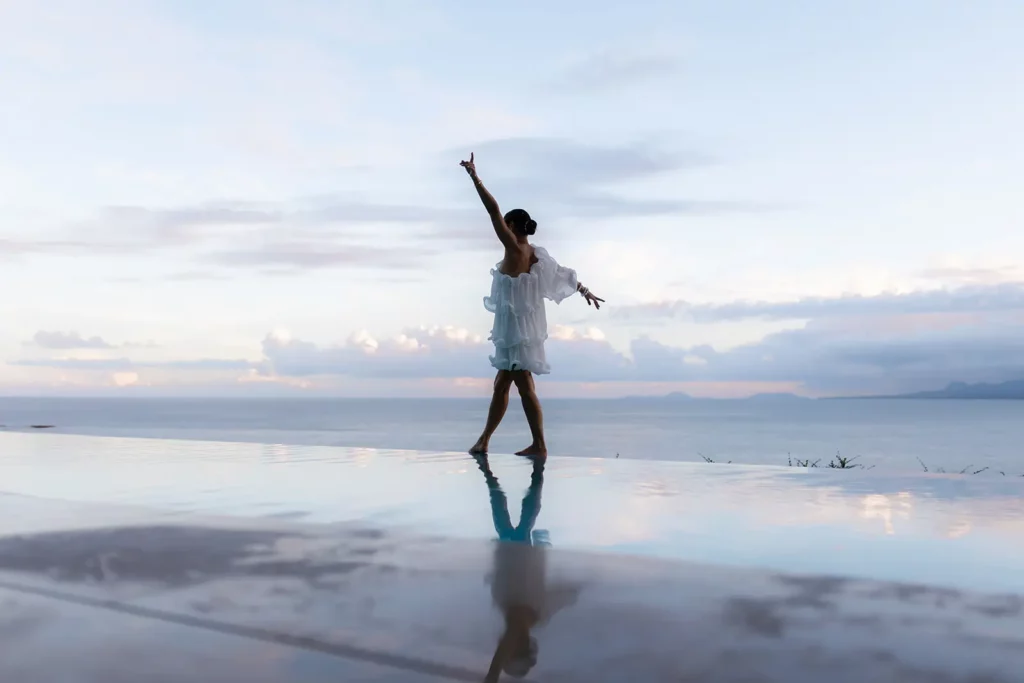 Mariée marchant sur la piscine à débordement vue mer de la Villa Guacana Guadeloupe