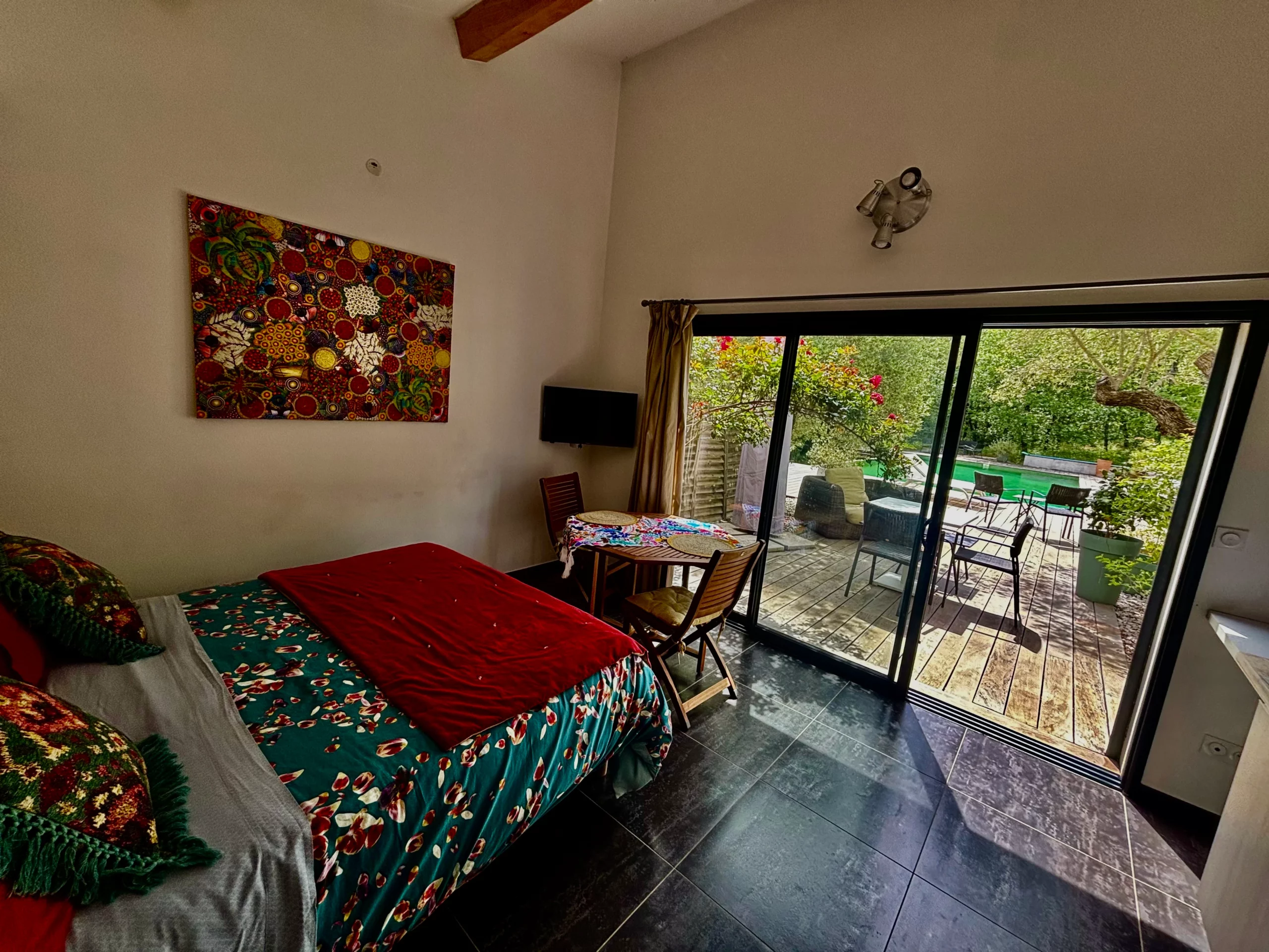 Studio blanc des chambres d'hôtes à Saint-Maximin la Sainte Baume dans la Provence Verte