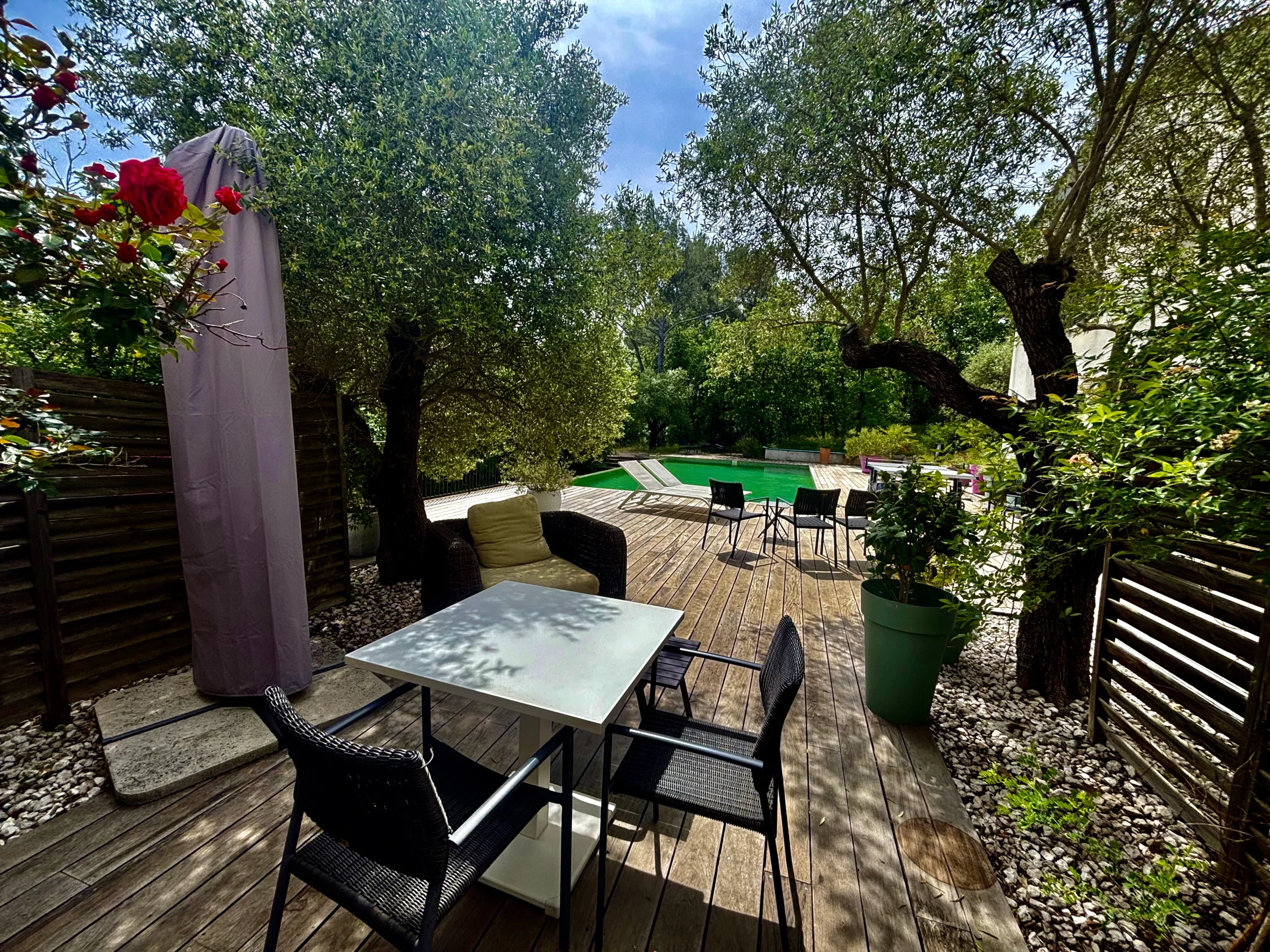 Terrasse vue piscine des chambres d'hôtes à Saint-Maximin la Sainte Baume dans la Provence Verte