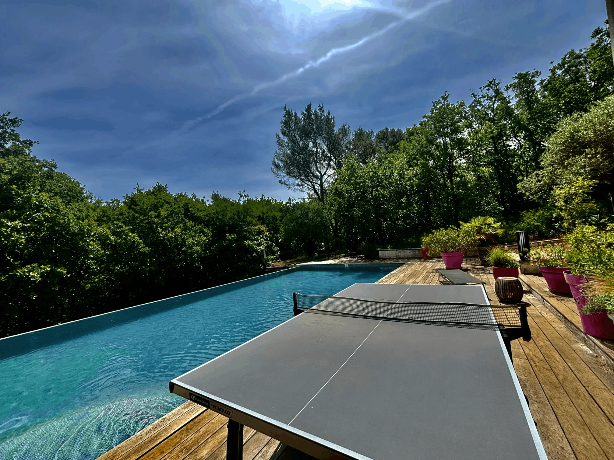 Ping pong et piscine à Saint-Maximin la Sainte Baume dans la Provence Verte