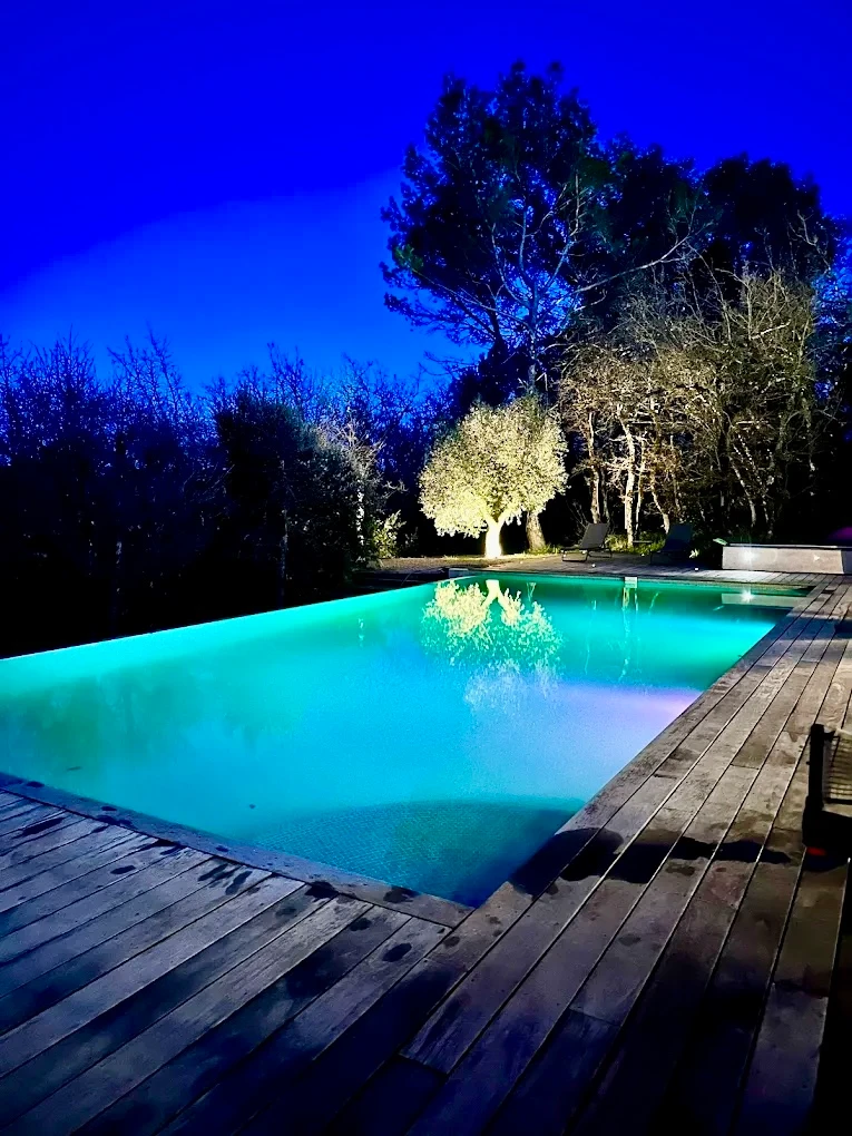 Piscine éclairée le soir à Saint-Maximin la Sainte Baume dans la Provence Verte