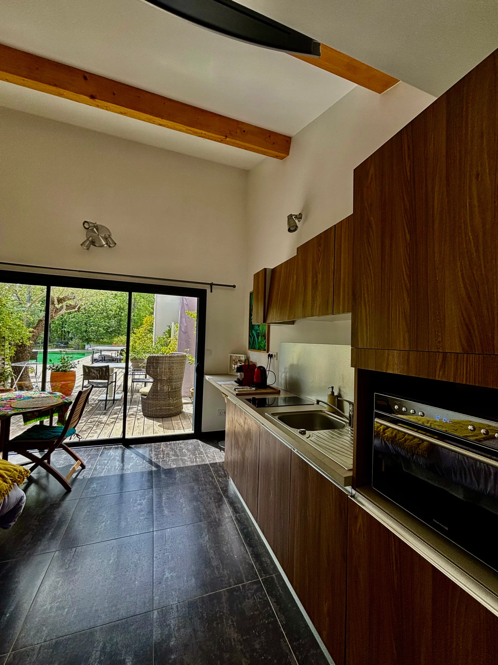 Cuisine et terrasse des chambres d'hôtes à Saint-Maximin la Sainte Baume dans la Provence Verte