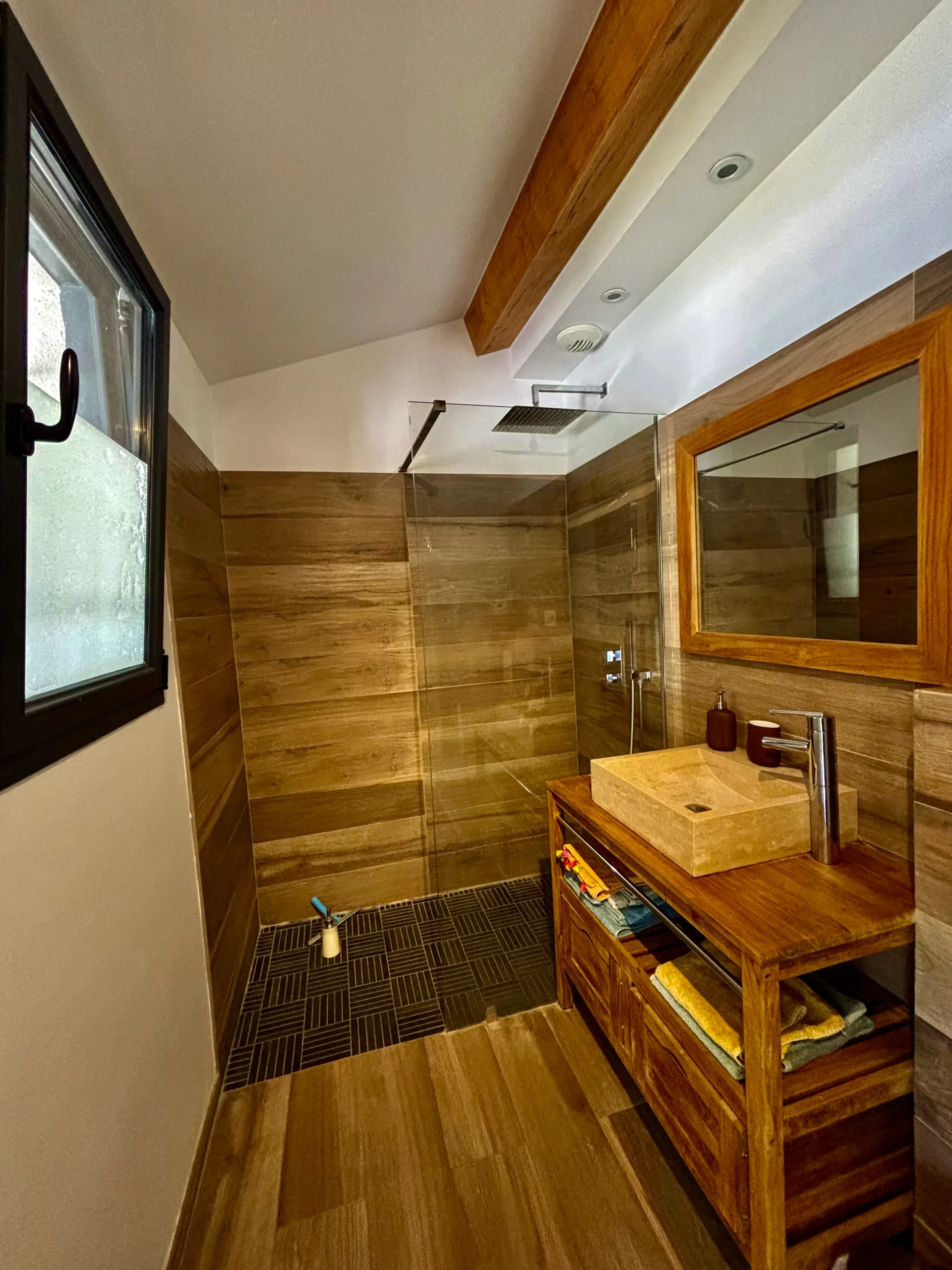 Salle de bain et douche des chambres d'hôtes à Saint-Maximin la Sainte Baume dans la Provence Verte