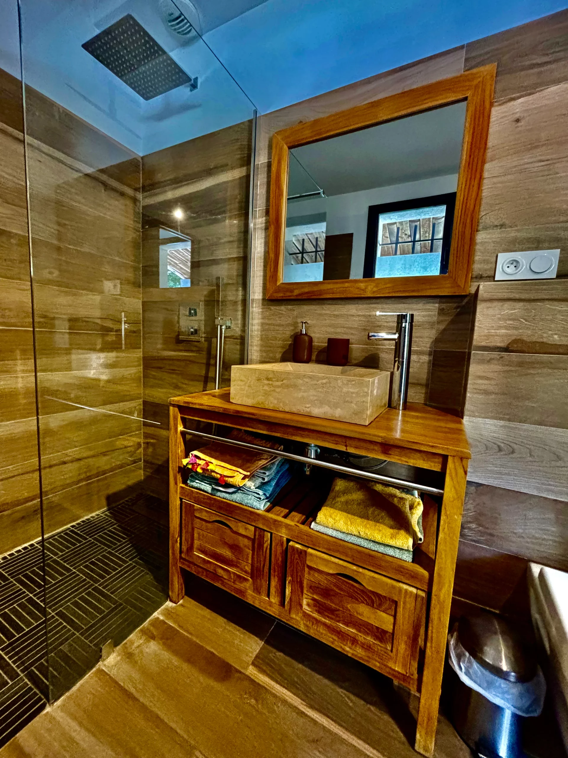 Salle de bain studio des chambres d'hôtes à Saint-Maximin la Sainte Baume dans la Provence Verte
