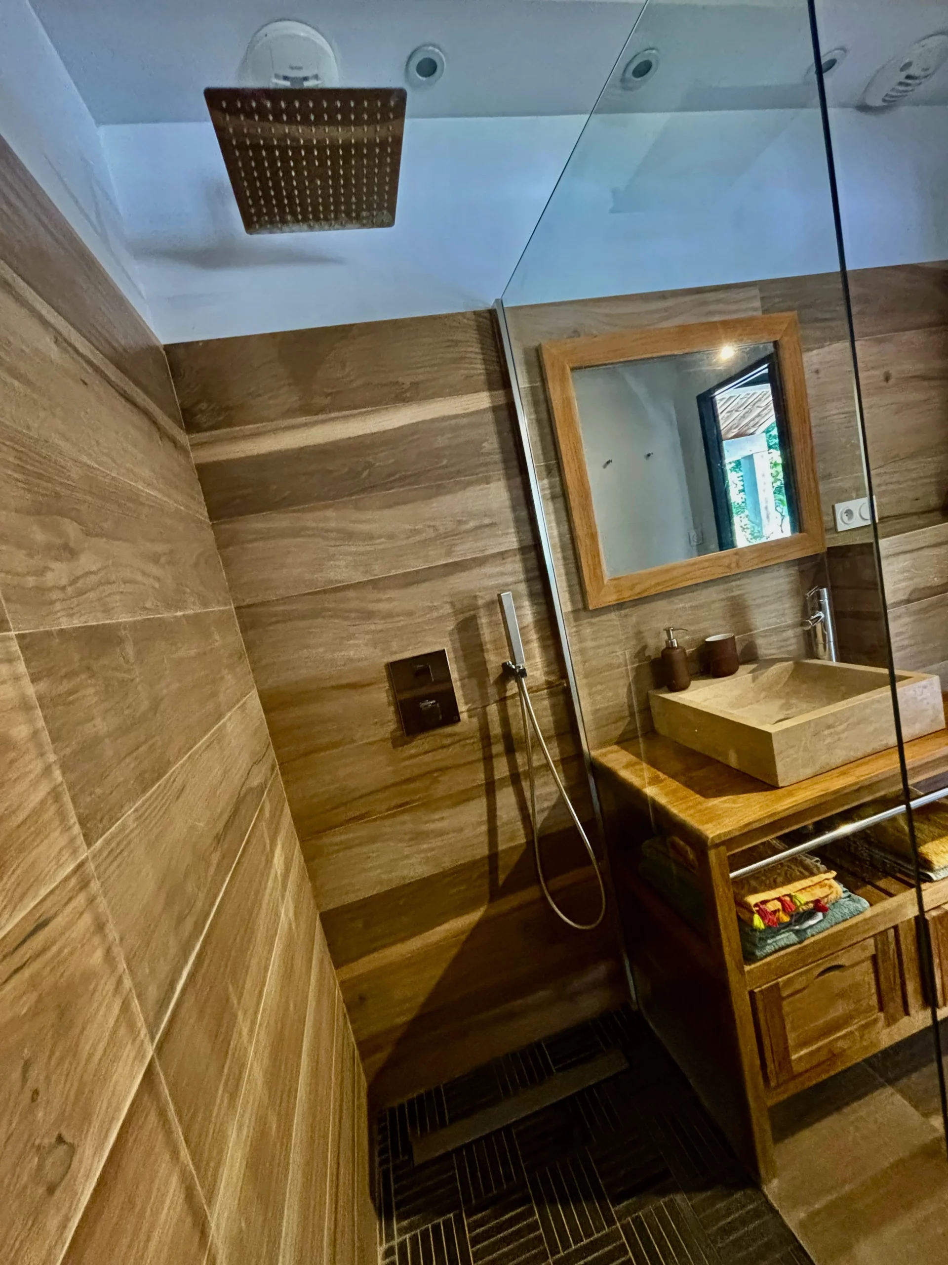 Douche studio vert des chambres d'hôtes à Saint-Maximin la Sainte Baume dans la Provence Verte