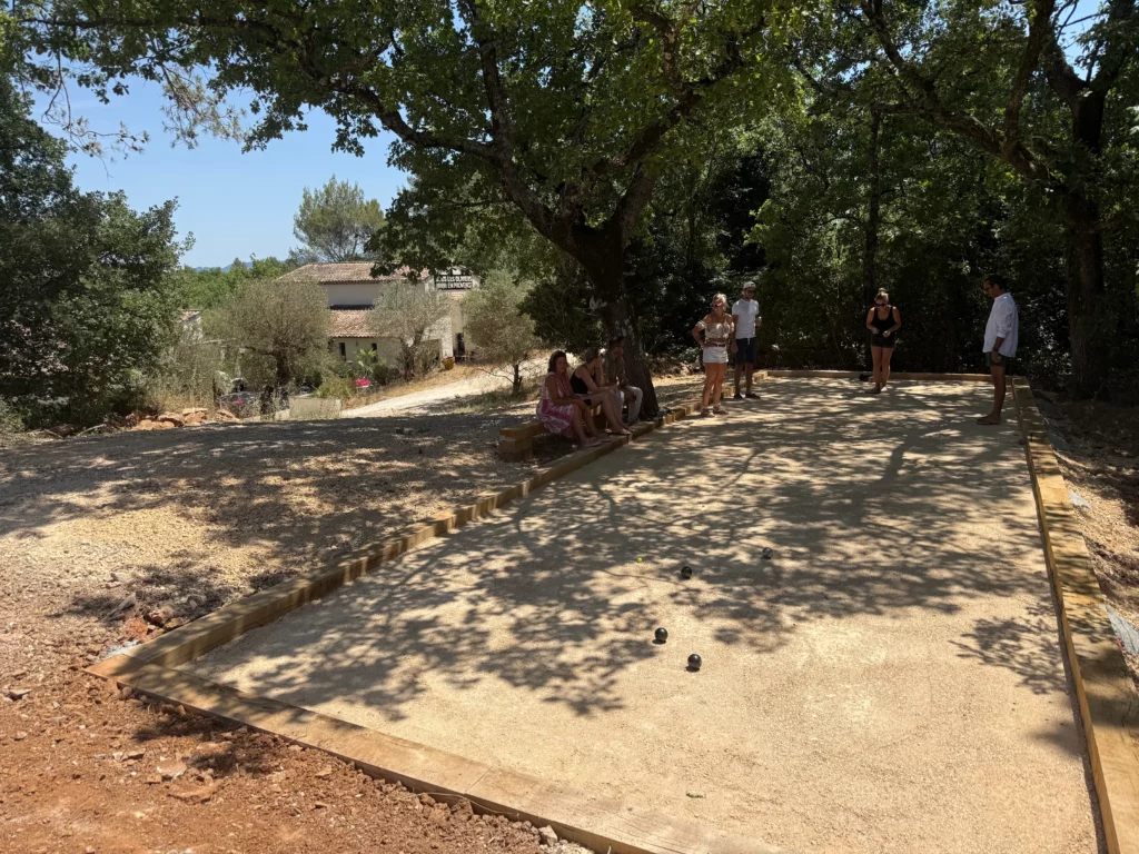 Terrain de pétanque à l'ombre des oliviers à Saint Maximin la Sainte Baume