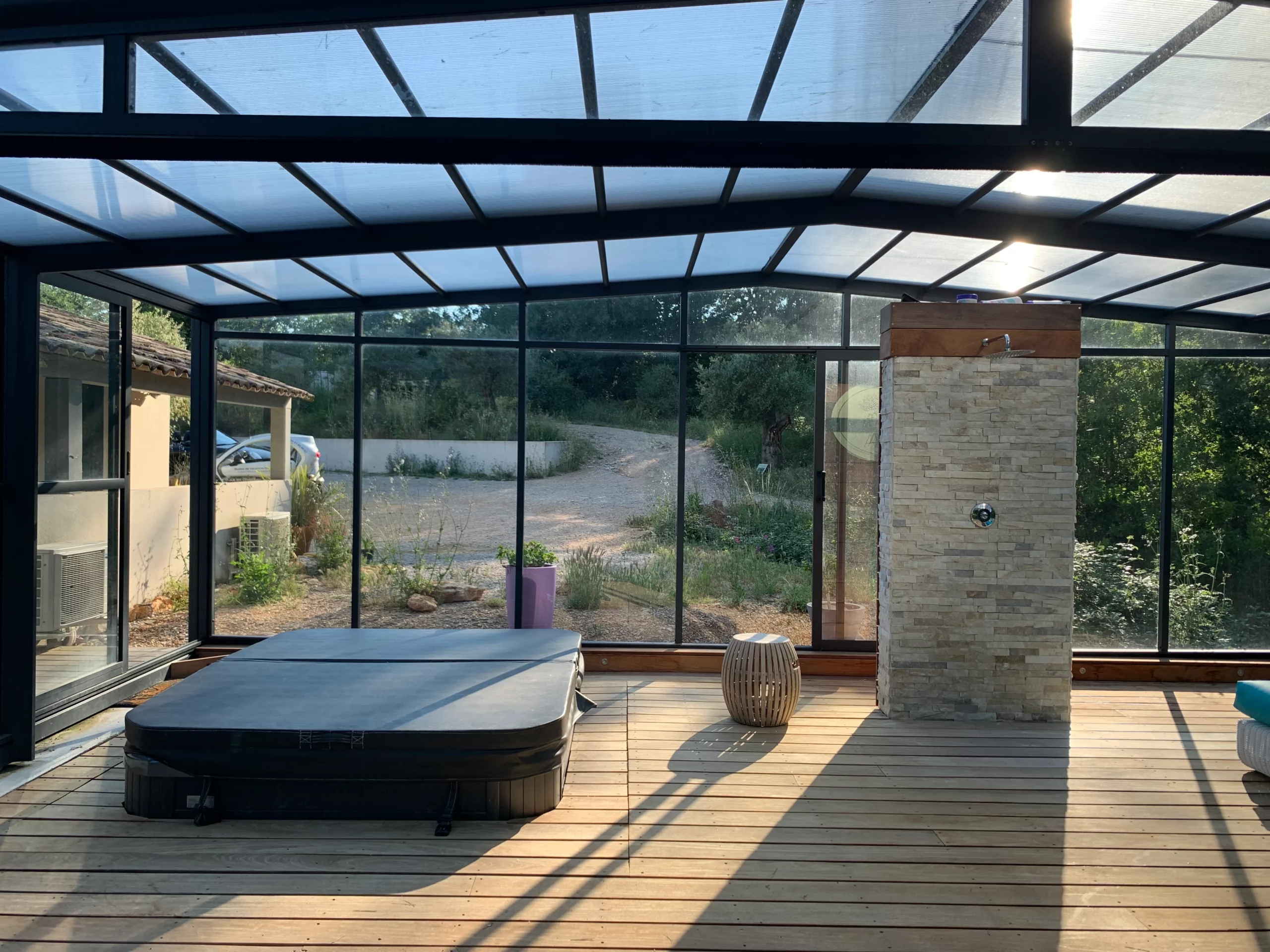 Vue d'ensemble du spa à Saint-Maximin la Sainte Baume dans la Provence Verte