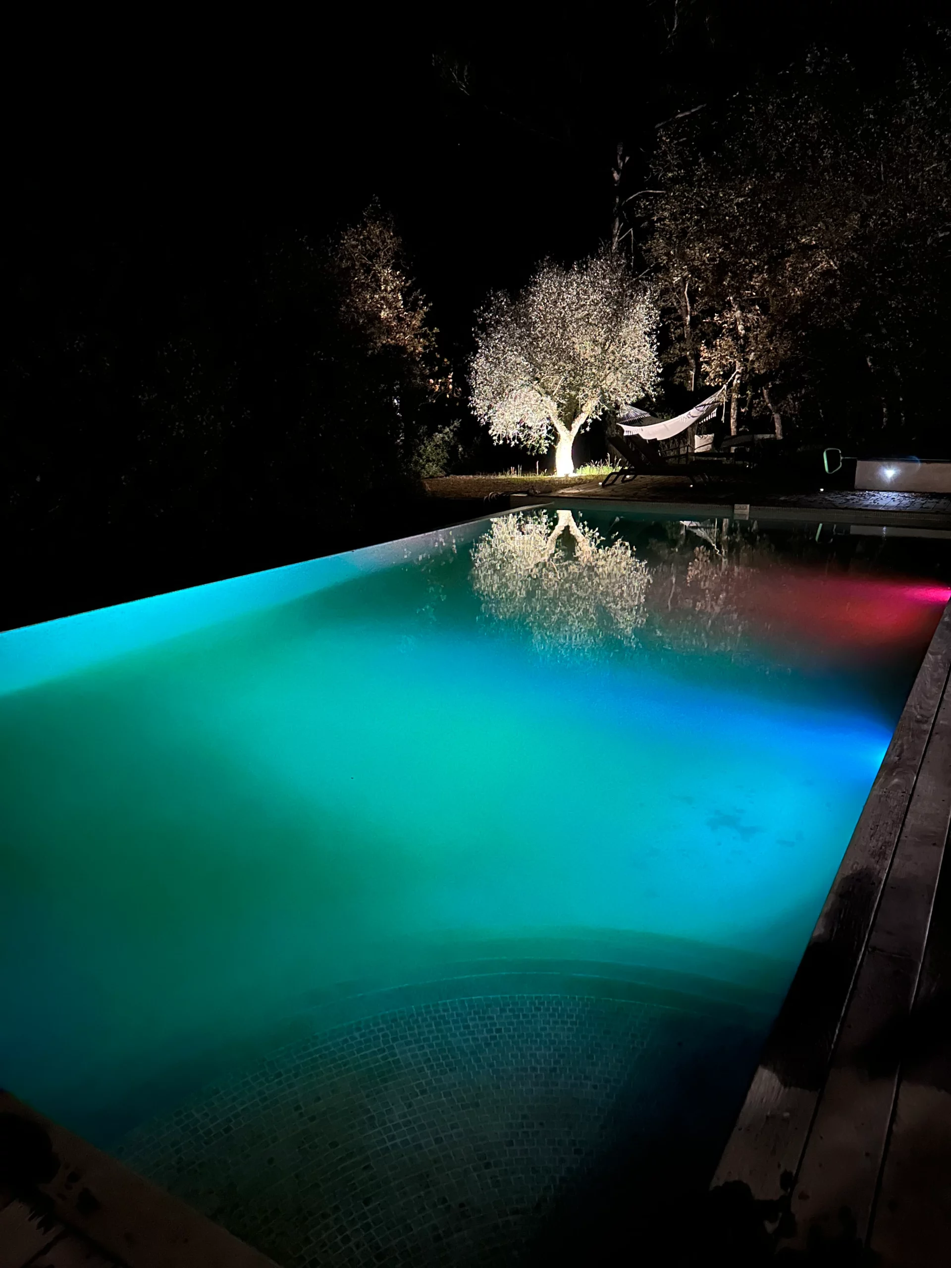 Piscine des chambres d'hôtes le soir à Saint-Maximin la Sainte Baume dans la Provence Verte