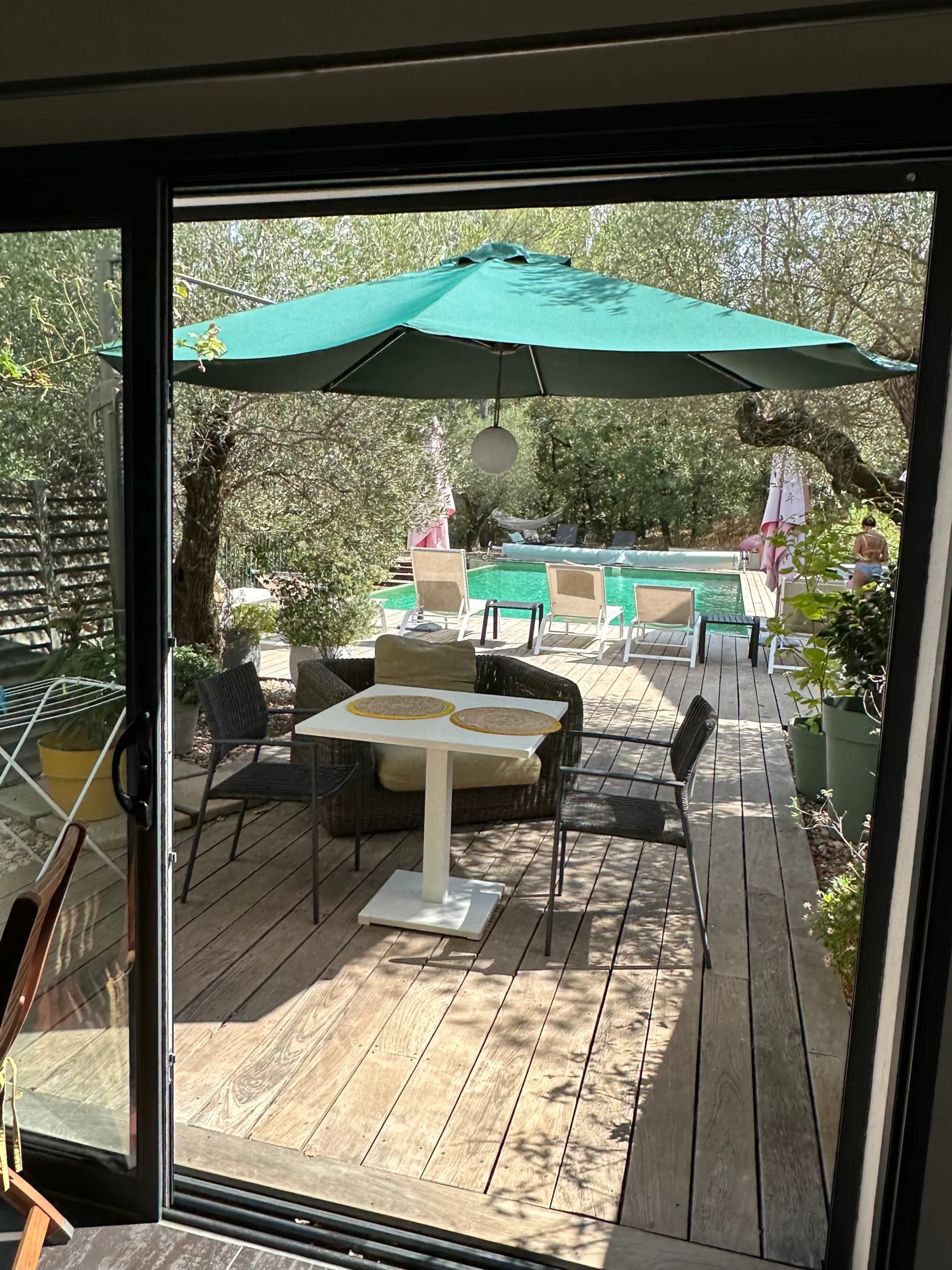 Vue terrasse et piscine d'une chambre d'hôte à Saint-Maximin la Sainte Baume dans la Provence Verte