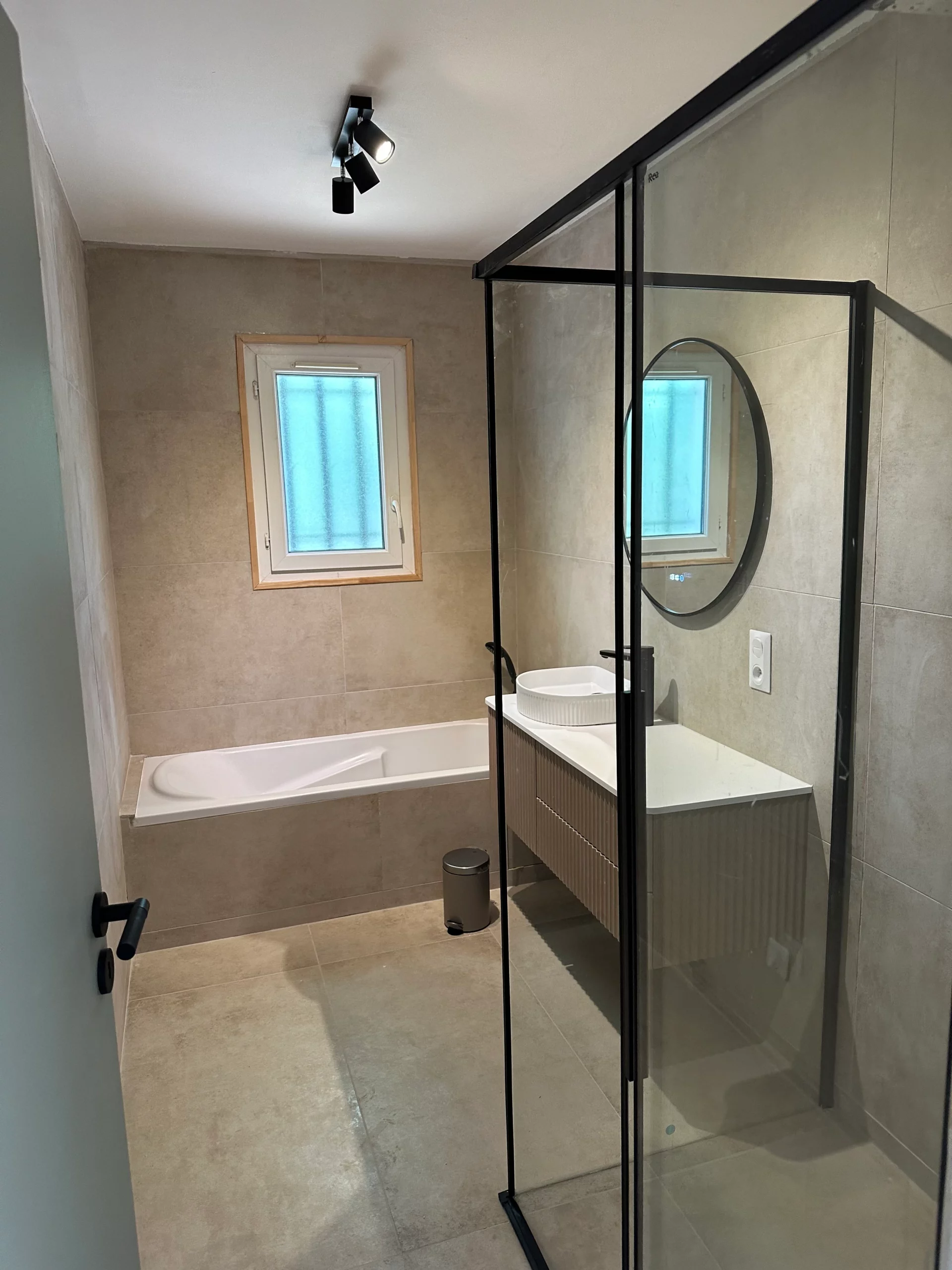 Salle de bain et baignoire de la Villa à Saint-Maximin la Sainte Baume dans la Provence Verte