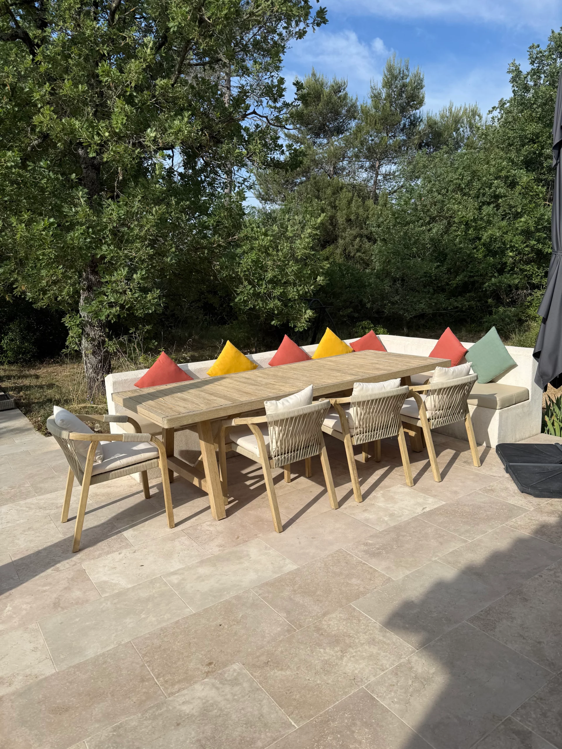 Terrasse et table de la Villa à Saint-Maximin la Sainte Baume dans la Provence Verte