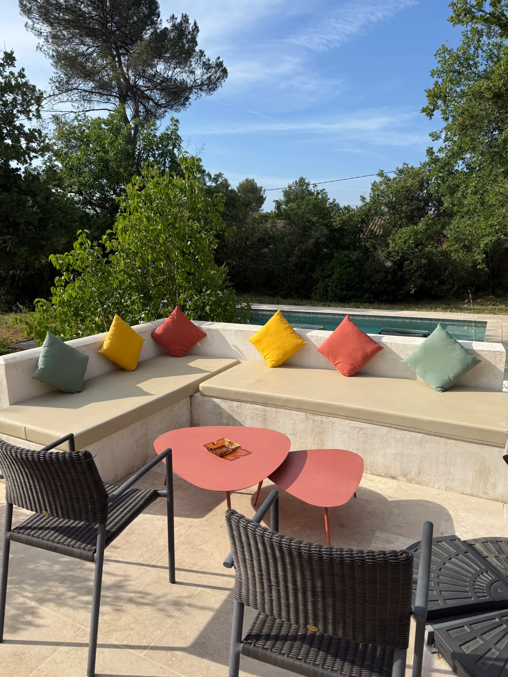 Table sur terrasse de la villa à Saint-Maximin la Sainte Baume dans la Provence Verte